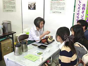 来場者に日本茶の淹れ方を説明